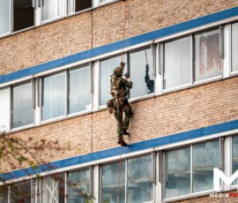 Foto: MK Mediaproducties Militairen oefenen in leegstaand pand Rotterdam-Zuid, knallen te horen | Groene Tuin Rotterdam (2)