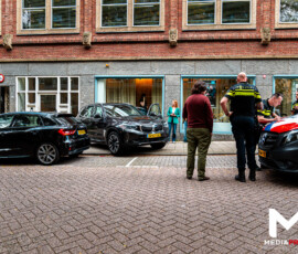 Auto tegen gevel veilinghuis, ruit zwaar beschadigd | Kipstraat Rotterdam (2)