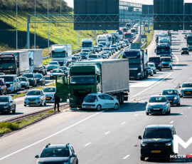 Personenauto haaks voor vrachtwagen, hoofdrijbaan volledig afgesloten | A15 Barendrecht (2)