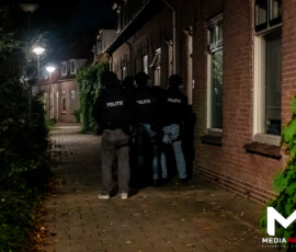 Foto: MK Mediaproducties Team Parate Eenheid voert inval uit, verdachte aangehouden | Kerkachterweg Poortugaal (2)