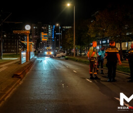 Auto over de kop na botsing tramhalte, bestuurder aangehouden | Vasteland Rotterdam (2)