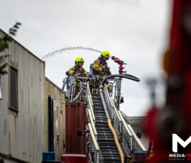 Foto: MK Mediaproducties Grote industriebrand in opslagcontainers en -loods op Keileweg, twee personen nagekeken | Keileweg Rotterdam (3)