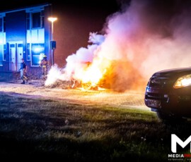 Personenauto volledig in brand, politie vermoedt brandstichting | Geitenkamp Rotterdam (3)