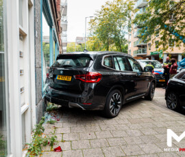 Auto tegen gevel veilinghuis, ruit zwaar beschadigd | Kipstraat Rotterdam (3)