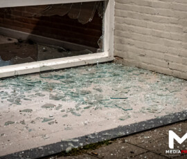 Explosie bij ingang portiekflat, deur en ruiten beschadigd | Brautigamstraat Rotterdam (3)