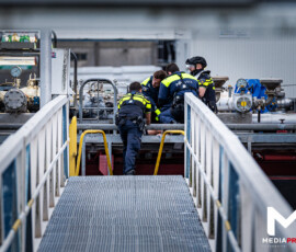 Auto moedwillig het water ingereden, verdachte aangehouden in haven | Prins Johan Frisohaven Rotterdam (4)
