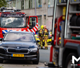 Foto: MK Mediaproducties Grote industriebrand in opslagcontainers en -loods op Keileweg, twee personen nagekeken | Keileweg Rotterdam (4)