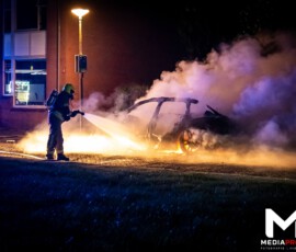 Personenauto volledig in brand, politie vermoedt brandstichting | Geitenkamp Rotterdam (4)