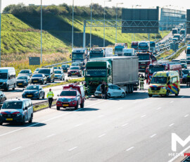 Personenauto haaks voor vrachtwagen, hoofdrijbaan volledig afgesloten | A15 Barendrecht (4)