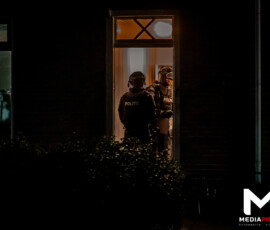 Foto: MK Mediaproducties Team Parate Eenheid voert inval uit, verdachte aangehouden | Kerkachterweg Poortugaal (4)
