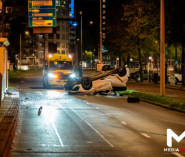 Auto over de kop na botsing tramhalte, bestuurder aangehouden | Vasteland Rotterdam (4)