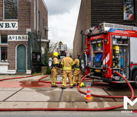 Foto: MK Mediaproducties Grote industriebrand in opslagcontainers en -loods op Keileweg, twee personen nagekeken | Keileweg Rotterdam (5)
