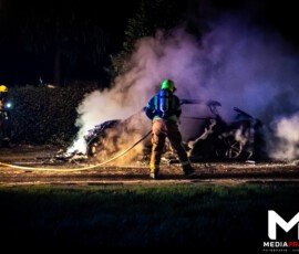 Personenauto volledig in brand, politie vermoedt brandstichting | Geitenkamp Rotterdam (5)