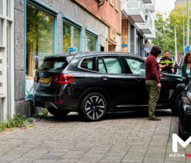 Auto tegen gevel veilinghuis, ruit zwaar beschadigd | Kipstraat Rotterdam (5)