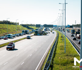Personenauto haaks voor vrachtwagen, hoofdrijbaan volledig afgesloten | A15 Barendrecht (5)