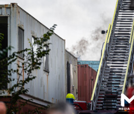 Foto: MK Mediaproducties Grote industriebrand in opslagcontainers en -loods op Keileweg, twee personen nagekeken | Keileweg Rotterdam (6)