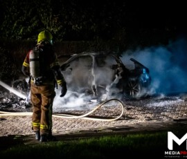 Personenauto volledig in brand, politie vermoedt brandstichting | Geitenkamp Rotterdam (6)