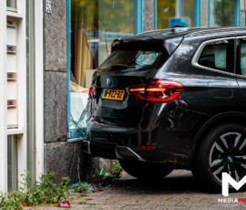 Auto tegen gevel veilinghuis, ruit zwaar beschadigd | Kipstraat Rotterdam (6)
