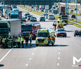 Personenauto haaks voor vrachtwagen, hoofdrijbaan volledig afgesloten | A15 Barendrecht (6)