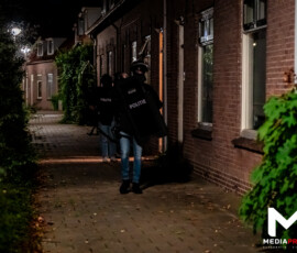 Foto: MK Mediaproducties Team Parate Eenheid voert inval uit, verdachte aangehouden | Kerkachterweg Poortugaal (6)