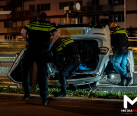 Auto over de kop na botsing tramhalte, bestuurder aangehouden | Vasteland Rotterdam (6)