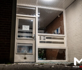 Explosie bij ingang portiekflat, deur en ruiten beschadigd | Brautigamstraat Rotterdam (6)