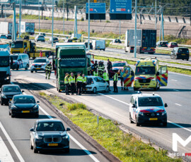 Personenauto haaks voor vrachtwagen, hoofdrijbaan volledig afgesloten | A15 Barendrecht (7)