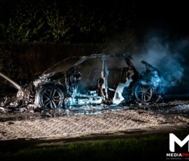 Personenauto volledig in brand, politie vermoedt brandstichting | Geitenkamp Rotterdam (7)