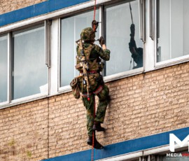 Foto: MK Mediaproducties Militairen oefenen in leegstaand pand Rotterdam-Zuid, knallen te horen | Groene Tuin Rotterdam (7)