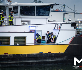 Auto moedwillig het water ingereden, verdachte aangehouden in haven | Prins Johan Frisohaven Rotterdam (7)