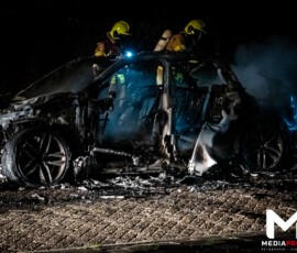 Personenauto volledig in brand, politie vermoedt brandstichting | Geitenkamp Rotterdam (8)