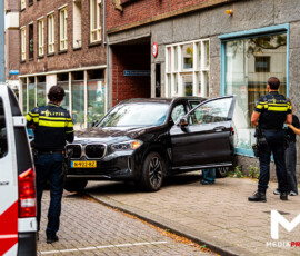 Auto tegen gevel veilinghuis, ruit zwaar beschadigd | Kipstraat Rotterdam (8)