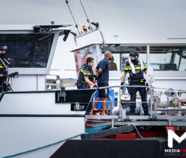 Auto moedwillig het water ingereden, verdachte aangehouden in haven | Prins Johan Frisohaven Rotterdam (8)