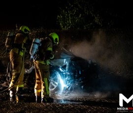 Personenauto volledig in brand, politie vermoedt brandstichting | Geitenkamp Rotterdam (9)