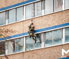 Foto: MK Mediaproducties Militairen oefenen in leegstaand pand Rotterdam-Zuid, knallen te horen | Groene Tuin Rotterdam (9)