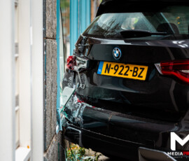 Auto tegen gevel veilinghuis, ruit zwaar beschadigd | Kipstraat Rotterdam (9)