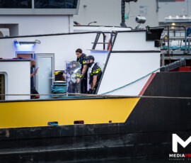 Auto moedwillig het water ingereden, verdachte aangehouden in haven | Prins Johan Frisohaven Rotterdam (uitgelicht)