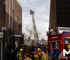 Foto: MK Mediaproducties Grote industriebrand in opslagcontainers en -loods op Keileweg, twee personen nagekeken | Keileweg Rotterdam (uitgelicht)