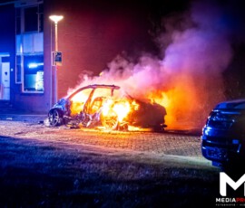 Personenauto volledig in brand, politie vermoedt brandstichting | Geitenkamp Rotterdam (uitgelicht)