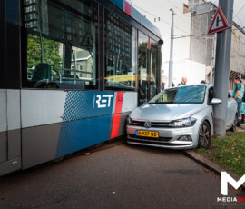 Foto: MK Mediaproducties RET-tram ontspoord na botsing met auto, automobiliste nagekeken | Brielselaan Rotterdam (uitgelicht)