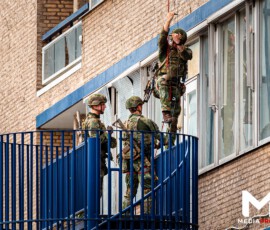 Foto: MK Mediaproducties Militairen oefenen in leegstaand pand Rotterdam-Zuid, knallen te horen | Groene Tuin Rotterdam (uitgelicht)