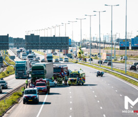 Personenauto haaks voor vrachtwagen, hoofdrijbaan volledig afgesloten | A15 Barendrecht (uitgelicht)