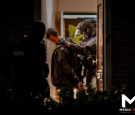 Foto: MK Mediaproducties Team Parate Eenheid voert inval uit, verdachte aangehouden | Kerkachterweg Poortugaal (uitgelicht)