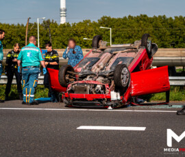 Personenauto over de kop na aanrijding, parallelbanen dicht | A15 Charlois Rotterdam (uitgelicht)
