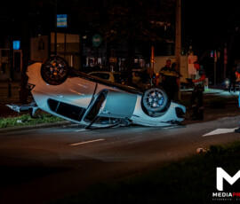 Auto over de kop na botsing tramhalte, bestuurder aangehouden | Vasteland Rotterdam (uitgelicht)