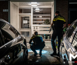 Explosie bij ingang portiekflat, deur en ruiten beschadigd | Brautigamstraat Rotterdam (uitgelicht)