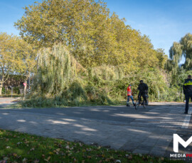 Foto: MK Mediaproducties Fietser bekneld onder boom op kruising Catullusweg Spinozaweg | Rotterdam (1)