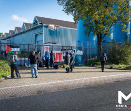Actievoerders blokkeren poort GKN Fokker Papendrecht | Mobiele Eenheid haalt demonstranten van dak (1)