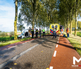 Bestelbus crasht tegen boom, bestuurder zwaargewond | Strijensedijk Mookhoek (1)