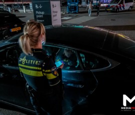 Foto: MK Mediaproducties Hond opgesloten in auto bij Ahoy, politie zocht eigenaar | Ahoyplein Rotterdam (2)
